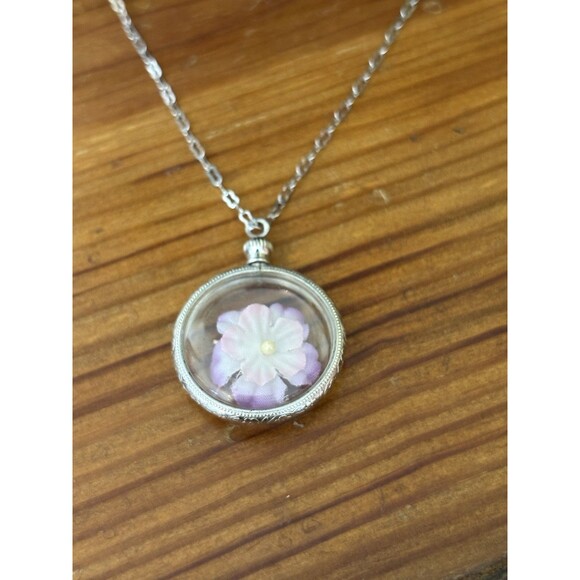 Vintage AVON Silvertone White Pink Purple HIBISCUS FLOWER Cameo Pendant Necklace - Picture 3 of 15